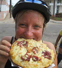 La copine de Elie Truc-Vallet qui a fait le tour du monde (incluant le tour de Cuba) à vélo