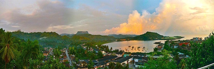 Baracoa panorama © Chuchi zoi org •]• Baracoa seen from Playa Miel, a black sand beach © sogestour