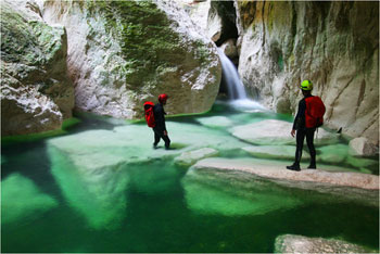 Going east, there are treasures ... in the basement. This cueva is in the Sierra de los Farallones of Gran Tierra de Moa