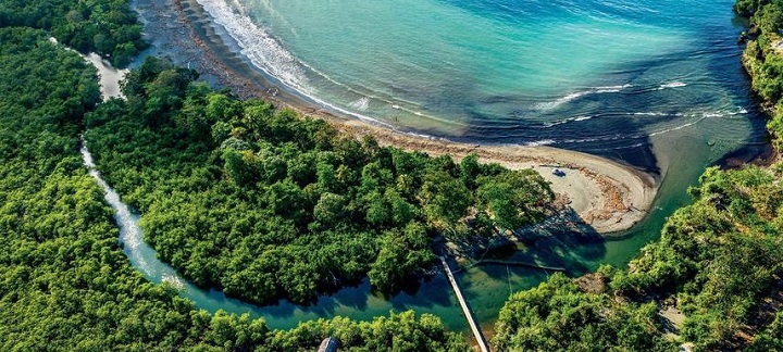 La baie surplomb�e par l'h�tel castillo - tels que vus depuis El Yunque � sogestour