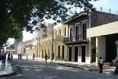 Along the streets bordering the Parque de la Revolucion , walkers will find La Bayamesa