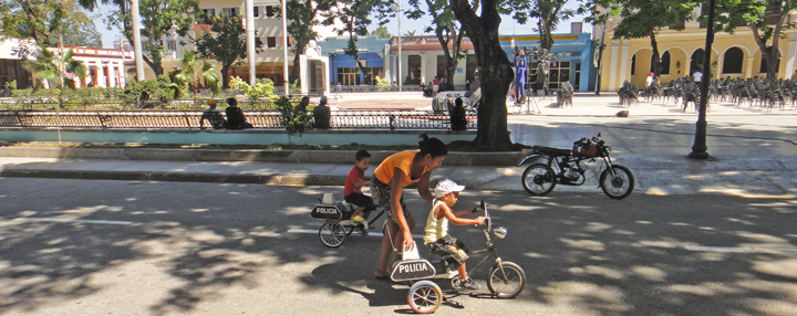 Parque Independencia - kids learning to ride like a cop © sogestour • Sierra Maestra © unk