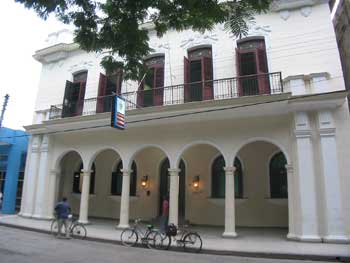 Les arcades le long de la Plaza de la Revolucion � unk 