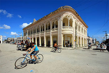 Sur la place centrale, le Liceo  robin thom ] 