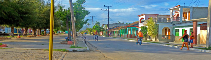 Un long bout de rue avec deux intersections et une voie ferrée : voilà Puerto Casilda •]• Une épave pourrit bellement dans la lagune © sogestour