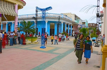 The bulevar attracts pedestrians