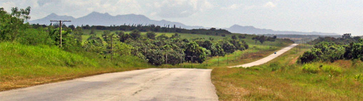 La longue route déserte entre la ville et la plage Rancho (et Faro) Luna © Jonathan, picasa.com