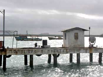 Lancha o puente, ferry or bridge © sogestour