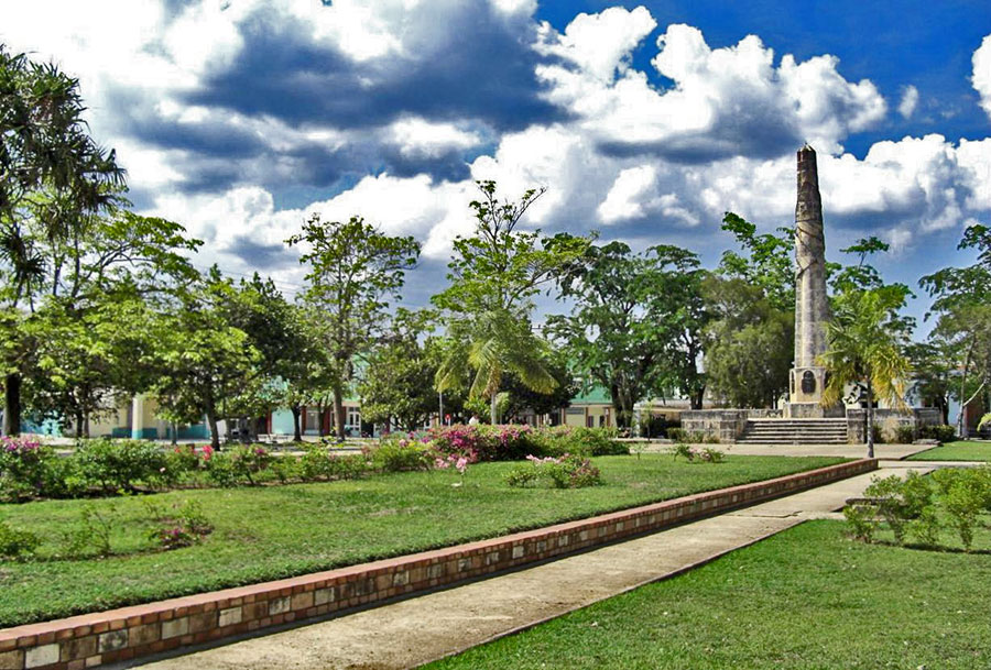 www.particuba.net •]• Guaimaro • Parque dela Constitucion © Eyanex, panoramio.com