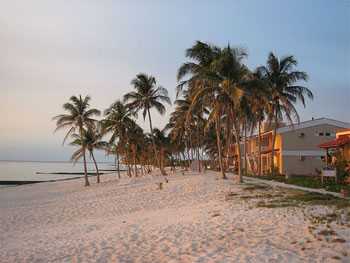 L'hôtel au bord de la bahia de Corrientes © efimova, flickr •]• Les cabanas derrière © gaz, panoramio 