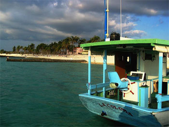 Maria la Gorda resort, a breaker and one of two diver 