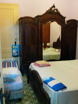 Chambre du fond face  sd (2e lit sur demande)  Back bedroom facing dining (2nd bed on request only)