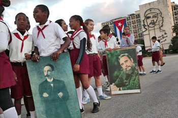 Los Tres y El Futuro - Kids celebrating Dia Marti in Plaza de la Revolucion, January 27, 2015  Carolyn Cole / Los Angeles Times