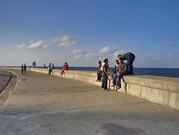 El Malecon © Maxime Felder, wikimedia commons •|• Hotel Nacional in Vedado © sogestour 