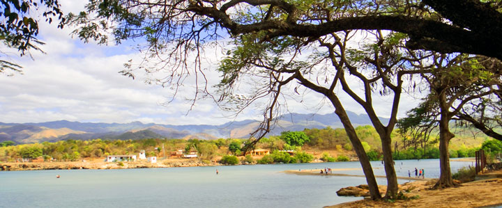 The playa, the mountains of the Escambray and the mouth (La Boca) of Rio Guaurabo © sogestour