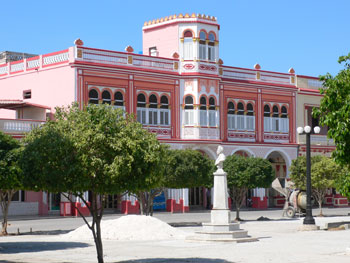 Edificio de Correos with a fresh coat of pink paint