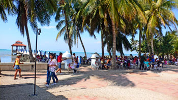 Groupe de citadins célébrant sur le Malecon un chaud