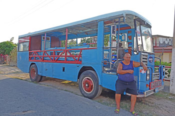 La Guarandingua is the name of this guagua, a morning shuttlefor the scubaderos and buceadores lodging in the area © sogestour