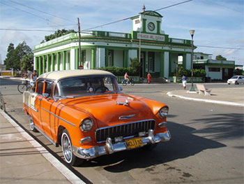 Palacio del Pueblo + Chevrolet Naranjo © Cubanos 2112 