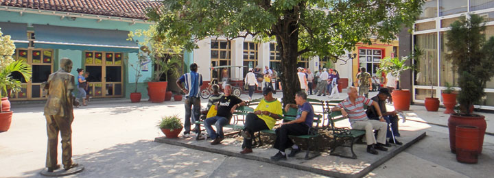 Pedestrian strip starts at Central Parque : here as elsewhere, men are chatting while spouses are working ; ) © sogestour