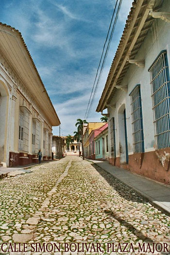 Cascada de Ricio, mountains of the escambray © Guillaume Thomassin, chuchi.zoy.org •]• Calle Simon Bolivar leading to the Plaza Major © Guillaume Thomassin, chuchi.zoy.org