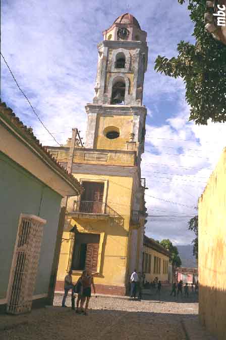 Rue Echerri et tour du Musée de Lucha contra Los Bandidos, Trinidad