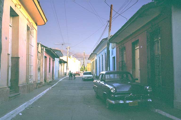 Rue de Trinidad au soleil couchant