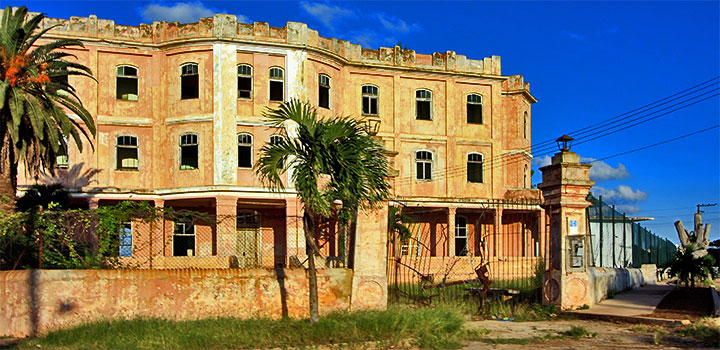 What is (or was) this abandoned building in Cojimar ?