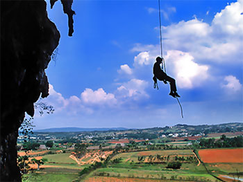 Josue Millo is getting a buzz on a rock face (ruta) named « Bee Factory » © cubaclimbing.com — Click •|• Halfway between here and Cayo Levisa, the village of La Palma where Humberto (top photo) and local farmers proved that they could do without deadly pesticides © Robin Thom, Flickr 