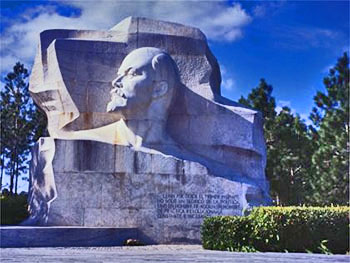 Vladimir Ilich Ulyanov in Parque Lenin, Lenin Monumento © Lonely Planet