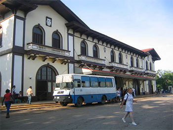 Sur le parc, la gare de Moron, joyau ferroviaire