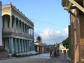 Église et vue de la baie.