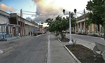 La calle principal aussi déserte au petit matin qu'à la brunante, ma tante © Eyanex sur Panoramio 